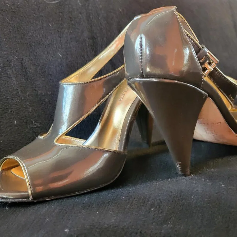 Patent leather metallic beige with gold trim 3 1/2 inch Ann Taylor heels size 6 - Picture 2 of 9